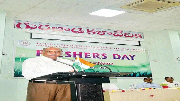 మౌలిక వసతుల కల్పనకు పెద్దపీట: వీసీ