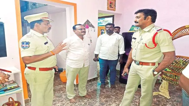 శుభకార్యానికి వెళ్లి వచ్చే లోపు రెండు ఇళ్లలో దొంగతనం