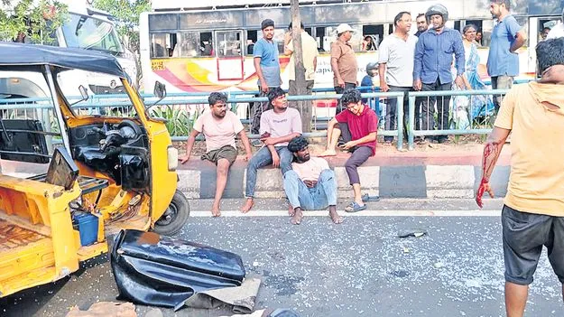 రక్తమోడుతున్న రోడ్లు