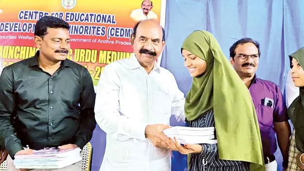 విద్యార్థులను సాంకేతికంగా తీర్చిదిద్దాలి