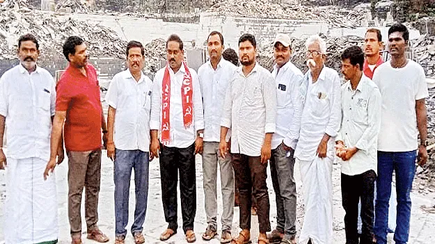 రాయల్టీ సమస్యతో రోడ్డున పడ్డ కార్మికులు