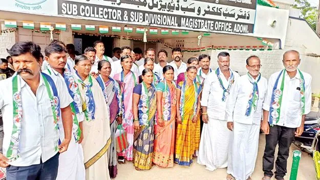 మాజీ ఎమ్మెల్యే..మార్క్‌ రాజకీయం 