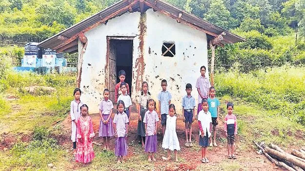 షెడ్లలోనే చదువులు