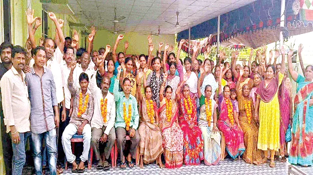 రిలే దీక్షలో జిందాల్‌ నిర్వాసితులు