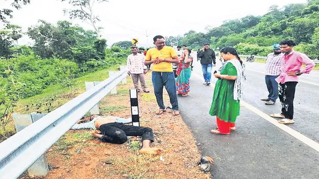 రోడ్డు ప్రమాదంలో యువకుడి మృతి