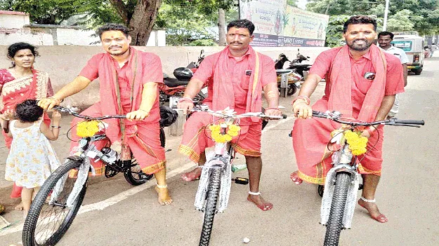 సైకిల్‌పై విజయవాడ కనక దుర్గమ దర్శనానికి