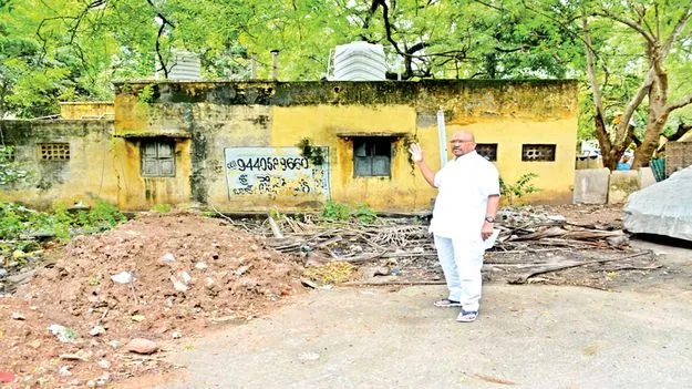 క్వార్టర్స్‌ ముసుగులో వైసీపీ రాజకీయాలు