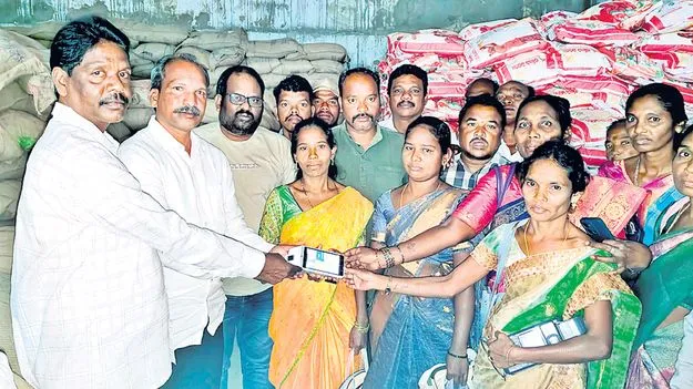 రేషన్‌ డీలర్లకు స్మార్ట్‌ ఈ- పోస్‌ యంత్రాలు