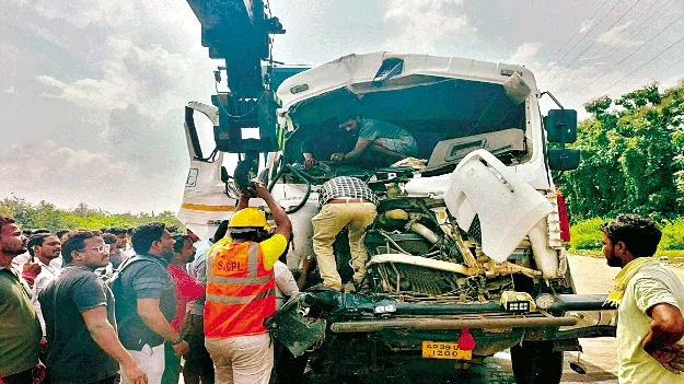  లారీ క్యాబిన్‌లో ఇరుక్కుపోయిన డ్రైవర్‌