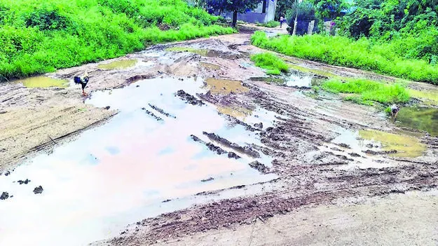 ROAD: ఇలా ఉంటే... వెళ్లేదెలా..?