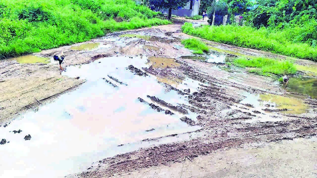 ROAD: ఇలా ఉంటే... వెళ్లేదెలా..?