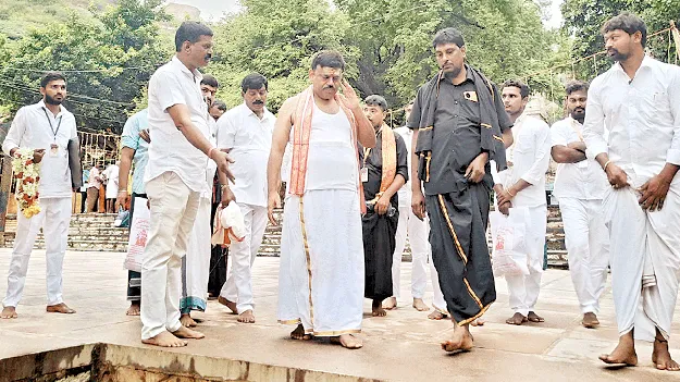 యాగంటిలో దేవదాయశాఖ ప్రాంతీయ సంయుక్త కమిషనర్‌ 