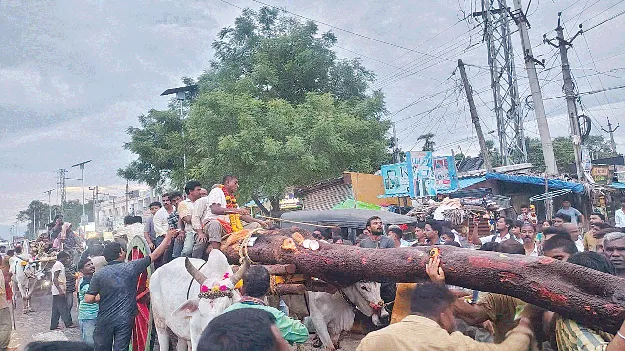 అడుగడుగునా భక్తుల నీరాజనం 