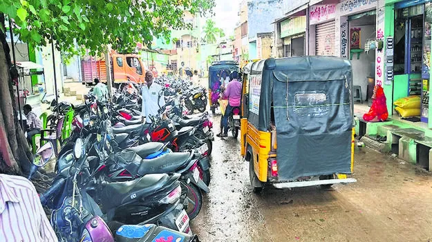 TRAFFIC: రోడ్డుపైనే పార్కింగ్‌