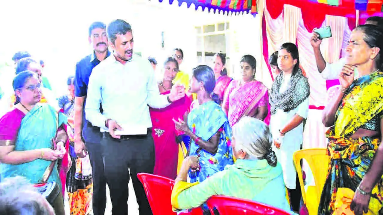 COLLECTOR: కుటుంబానికి వెన్నెముక మహిళ : కలెక్టర్‌