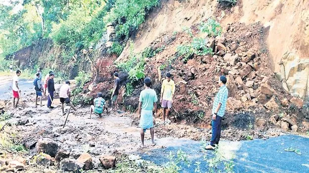 ఎకువపాడు వద్ద జారిపడిన కొండచరియలు