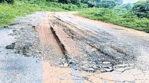 అధ్వాన దారిలో అవస్థల ప్రయాణం