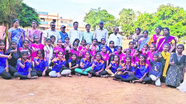 STUDENTS: ఆల్‌రౌండ్‌ చాంపియనగా బాలికల పాఠశాల