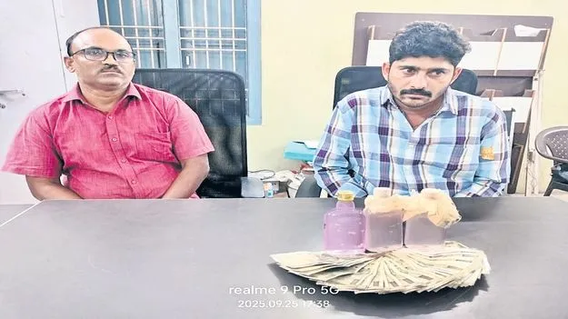 ఏసీబీకి చిక్కిన సర్వేయర్‌, జూనియర్‌ అసిస్టెంట్‌