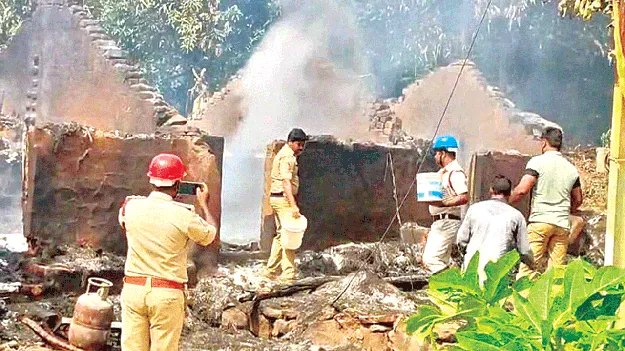 నాలుగు పూరిళ్లు దగ్ధం