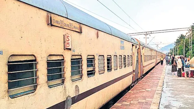 సోలాపూర్‌ ప్రత్యేక రైలు వెలవెల