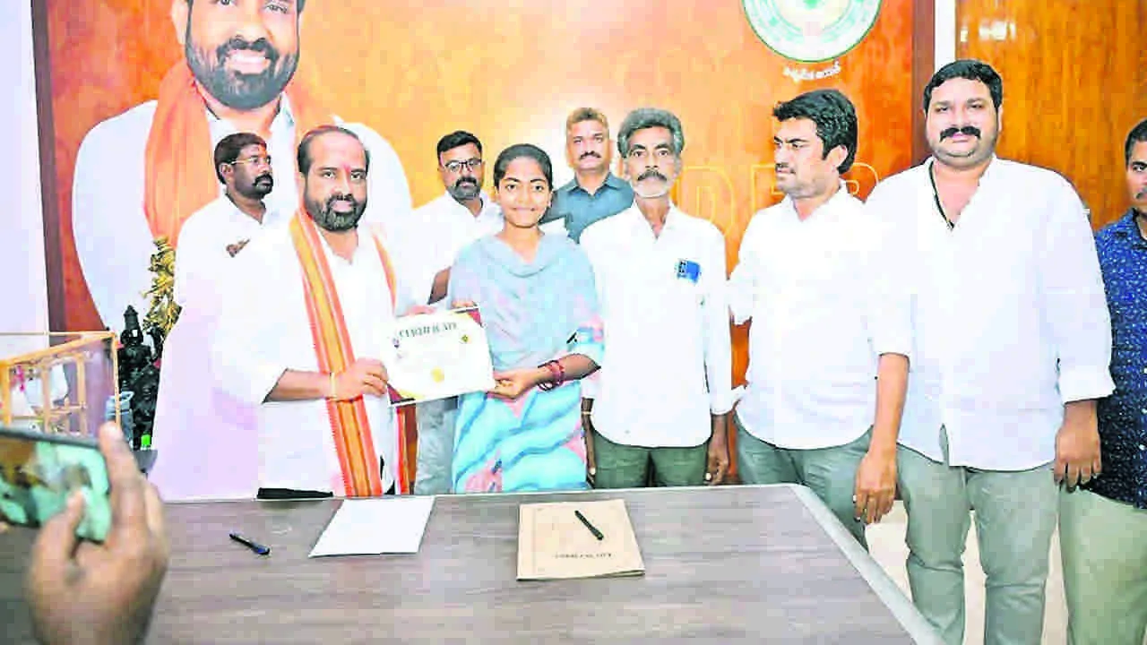 MINISTER: విద్యార్థుల శ్రేయస్సుకు కృషి : మంత్రి