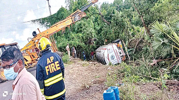  లిక్విడ్‌ ట్యాంకర్‌ బోల్తా