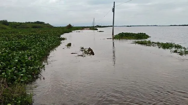 ఉప్పొంగుతున్న కొల్లేరు