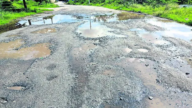 ROAD: దారంతా గుంతలే..!