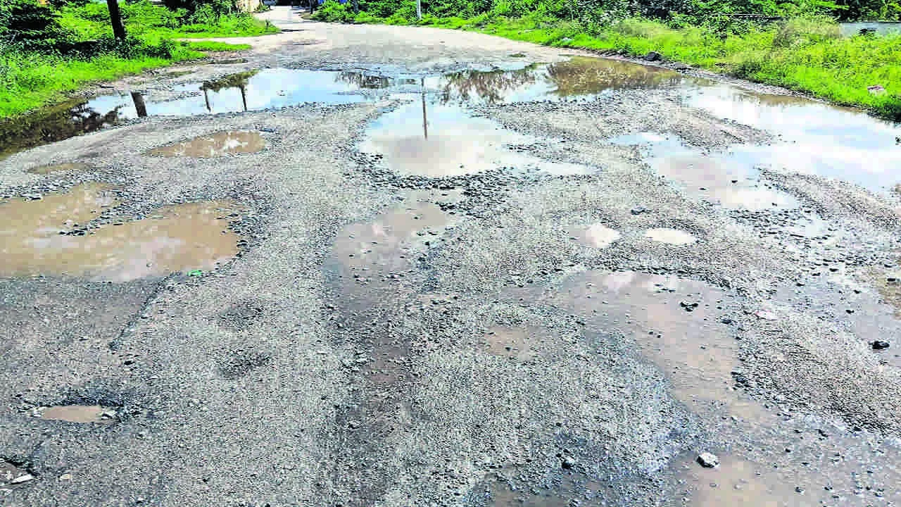 ROAD: దారంతా గుంతలే..!