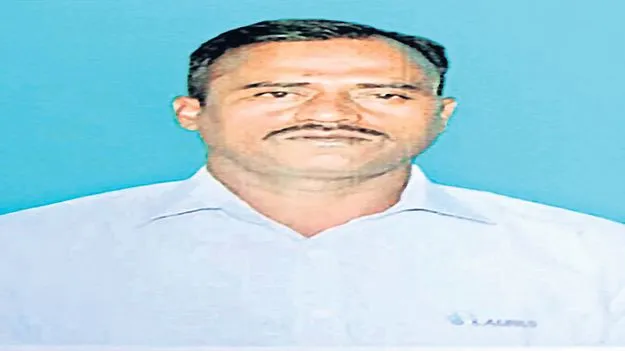 ఫైబర్‌ తెప్ప బోల్తా పడి మత్స్యకారుడి మృతి