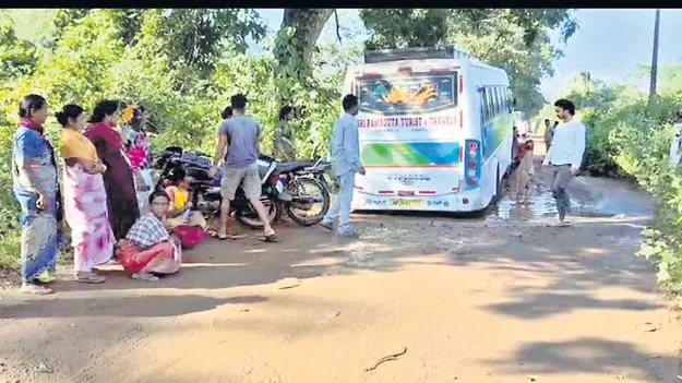 గొయ్యిలో కూరుకుపోయిన టూరిస్టు బస్సు