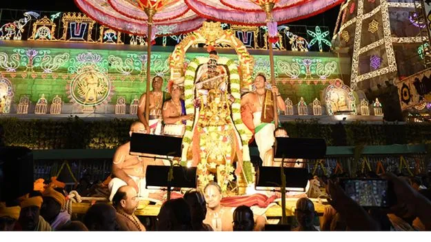 సరస్వతి స్వరూపుడిగా భక్తులకు కటాక్షం