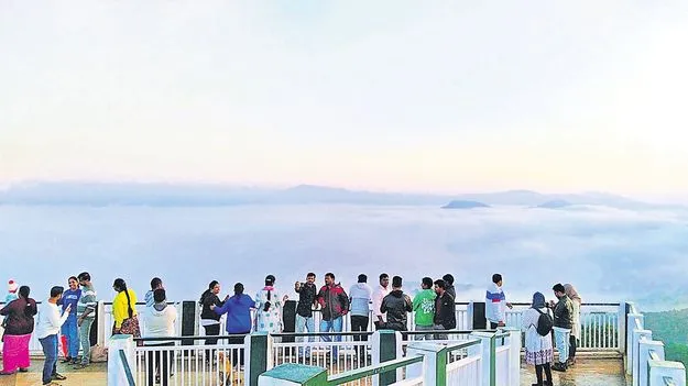 పర్యాటకుల సందడి 