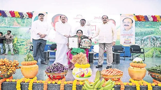 గిరిజన మహిళా రైతుకు అరుదైన గౌరవం