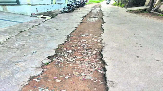 ROAD: మగ్గాల వీధిలో పైపులు పూడ్చి వదిలేసిన రోడ్డు 