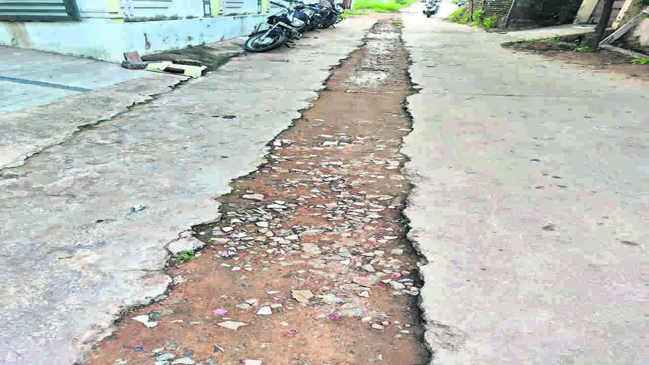 ROAD: మగ్గాల వీధిలో పైపులు పూడ్చి వదిలేసిన రోడ్డు 