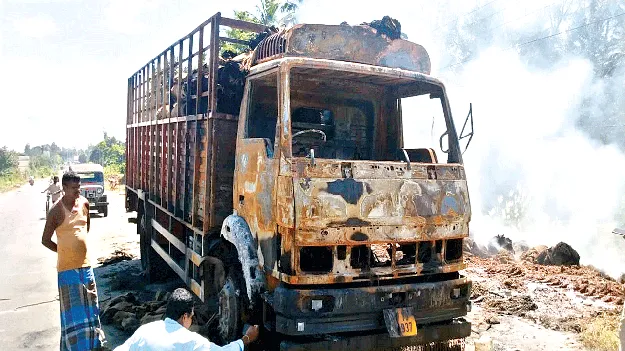 వ్యాన్‌, బైక్‌ ఢీ..