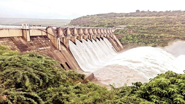 శ్రీశైలం జలాశయానికి తగ్గిన వరద 