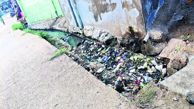 DRAIN: కాలువల్లో కదలని మురుగు
