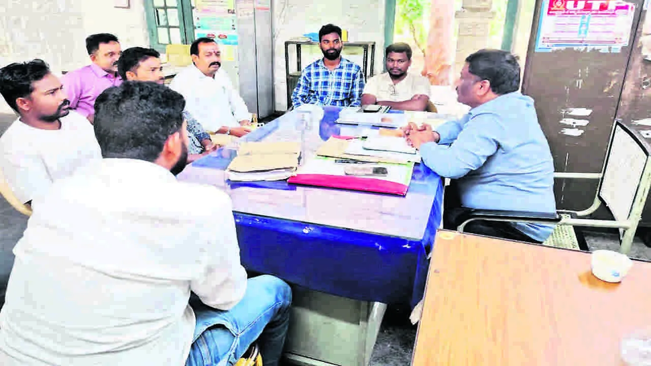 CYCLONE: తుఫాన పట్ల అప్రమత్తంగా ఉండాలి : తహసీల్దార్‌