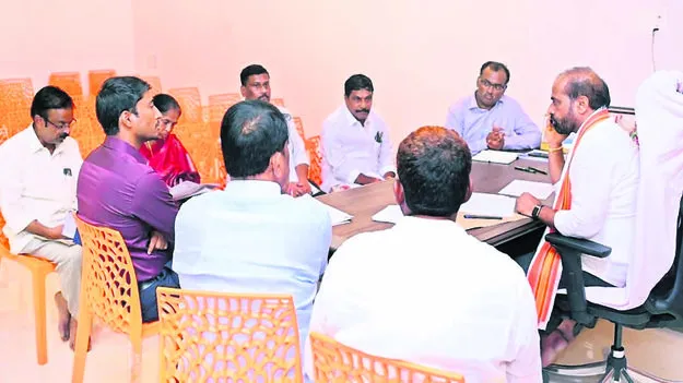 MINISTER: అభివృద్ధి పనులపై మంత్రి సమీక్ష