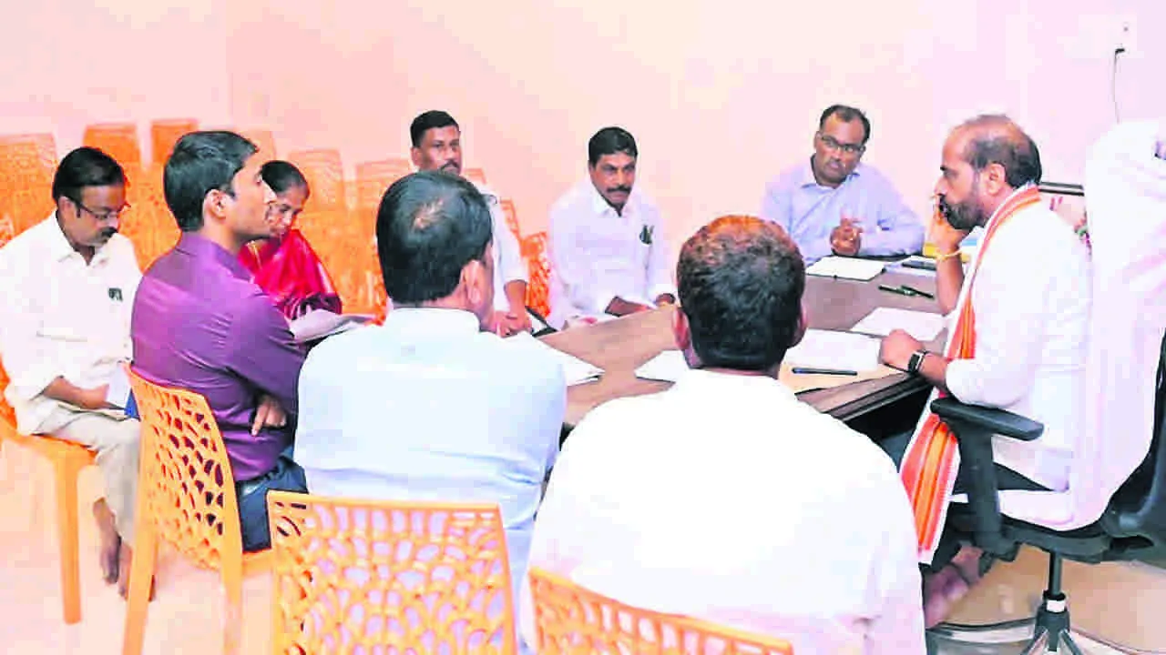 MINISTER: అభివృద్ధి పనులపై మంత్రి సమీక్ష