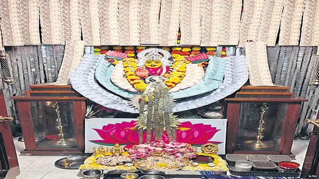 మహాలక్ష్మీదేవిగా దర్శనమిచ్చిన బాలాత్రిపుర సుందరి