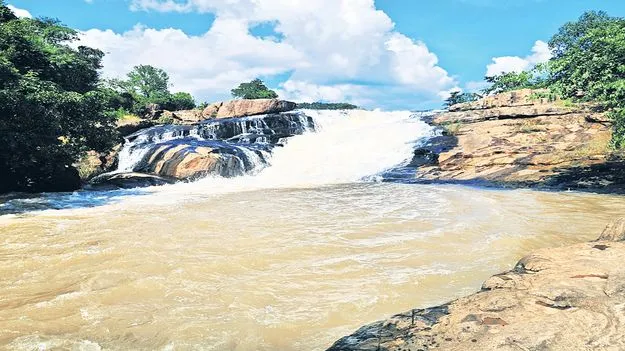 అందాల జలపాతం.. అభివృద్ధి శూన్యం