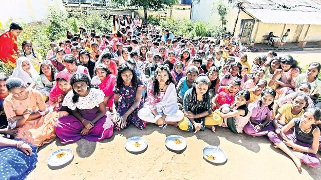 ఆశ్రమ బాలికల ఆందోళన