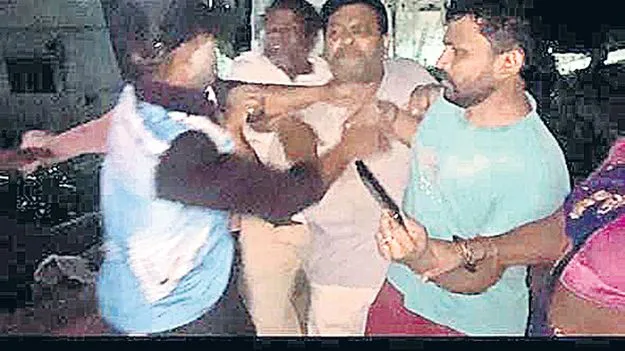 పెందుర్తి వీఆర్వోపై దాడి