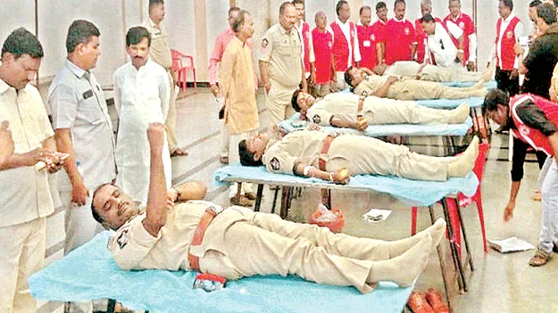 రక్త దానం చేయండి: డీఎస్పీ