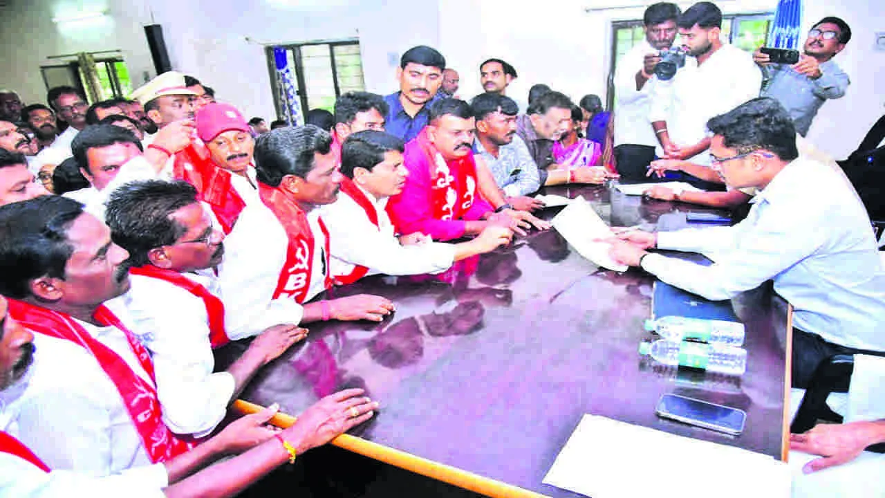 PGRS: పీజీఆర్‌ఎస్‌లో సమస్యల వెల్లువ