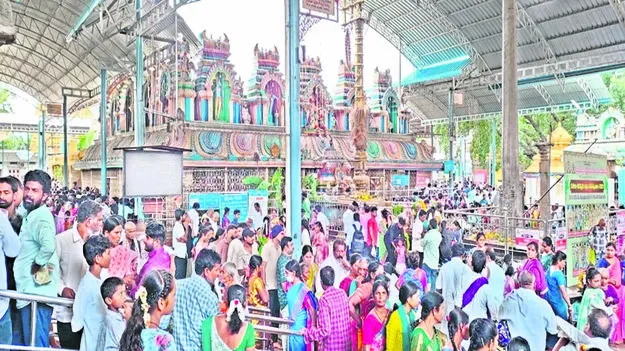 GOD: భక్తులతో ఖాద్రీశుడి ఆలయం కిటకిట 